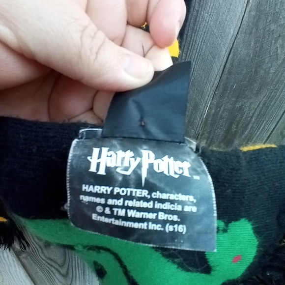 Harry Potter Hogwarts Crest Knit Scarf Black Fringe with Multicolored Crests  - Picture 8 of 8